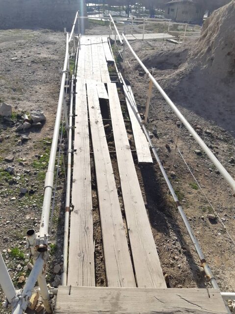 راهرو ایجاد شده برای حضور گردشگران در دژ رشکان